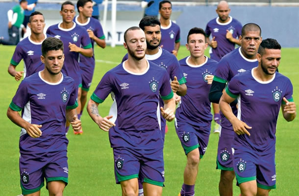 Jogadores remistas realizam atividade física