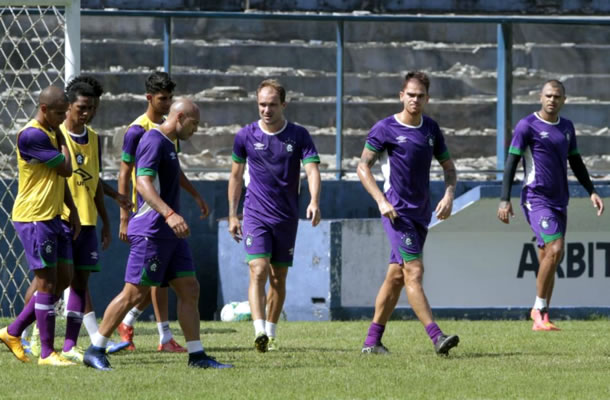 Jogadores remistas realizam atividade física