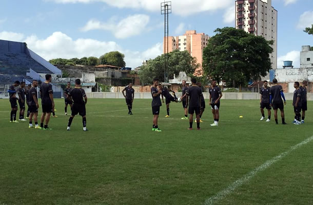 Jogadores remistas realizam atividade física