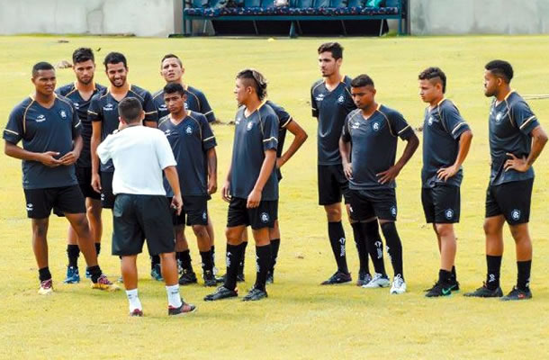 Jogadores remistas realizam atividade física