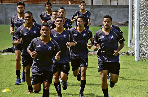 Jogadores remistas realizam atividade física