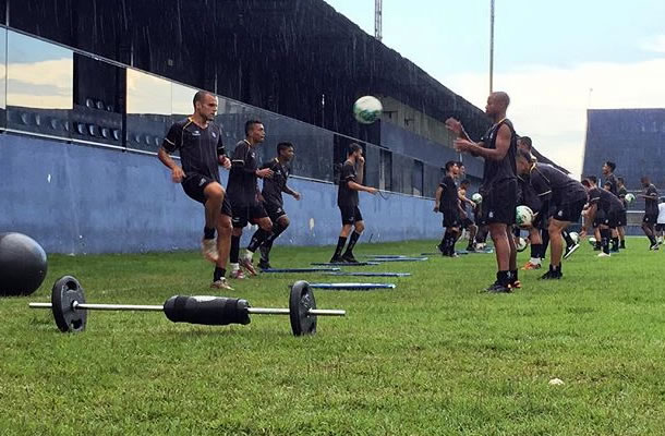 Jogadores remistas realizam atividade física