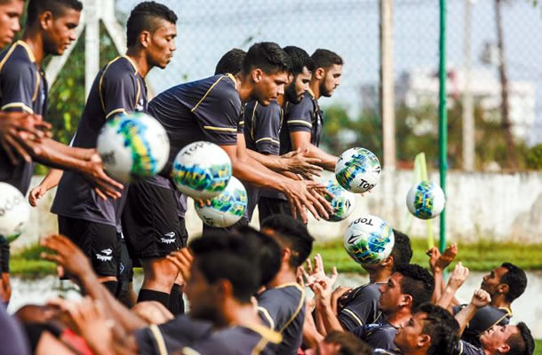 Jogadores remistas realizam atividade física