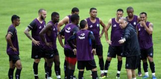 Josué Teixeira orienta os jogadores antes de iniciar o treino