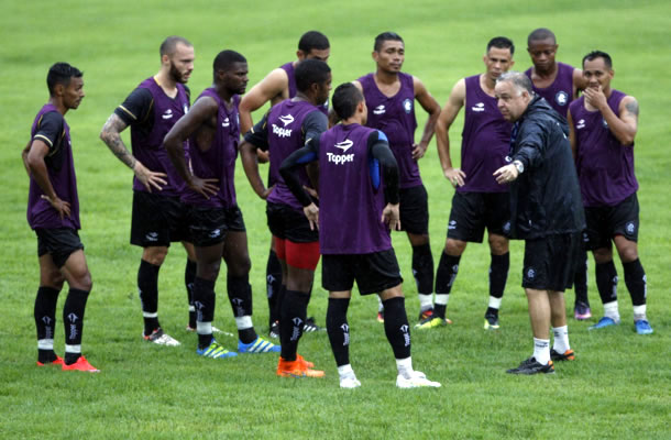 Josué Teixeira orienta os jogadores antes de iniciar o treino