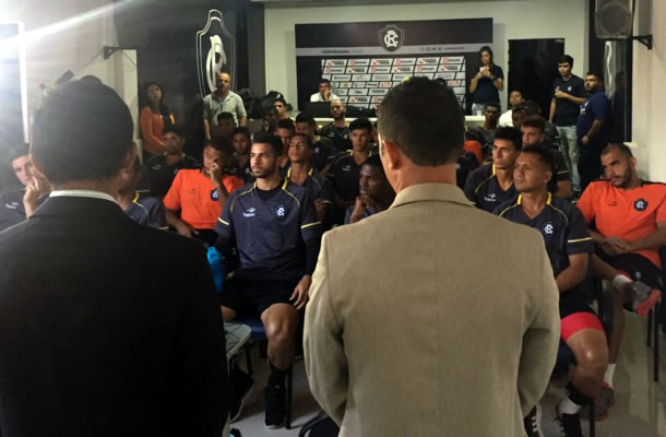 Jogadores participaram de uma palestra sobre arbitragem