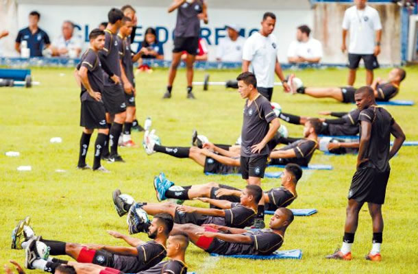 Jogadores remistas realizam atividade física