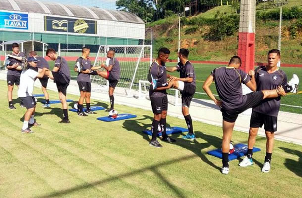 Jogadores remistas realizam atividade física