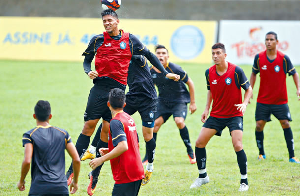 Jogadores remistas realizam atividade física