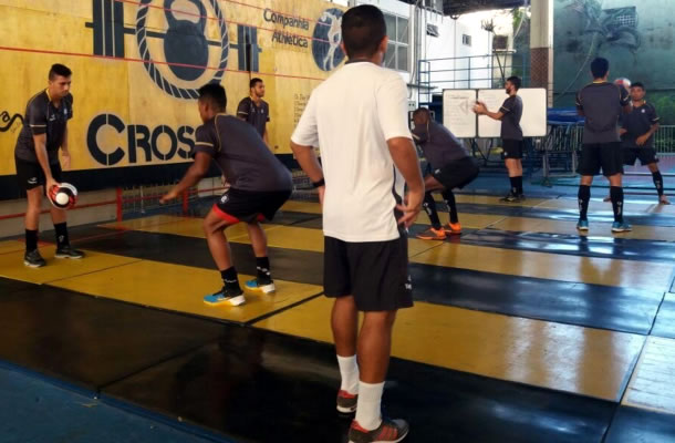 Jogadores remistas realizam atividade física em academia