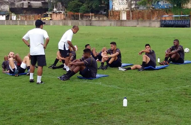 Jogadores remistas realizam atividade física