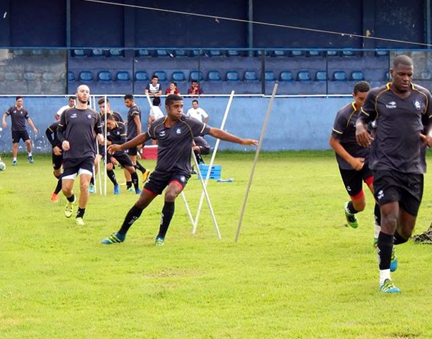 Jogadores remistas realizam atividade física