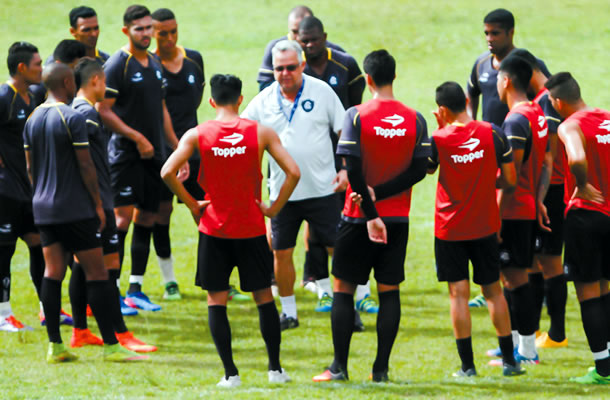 Josué Teixeira orienta os jogadores antes de iniciar o treino