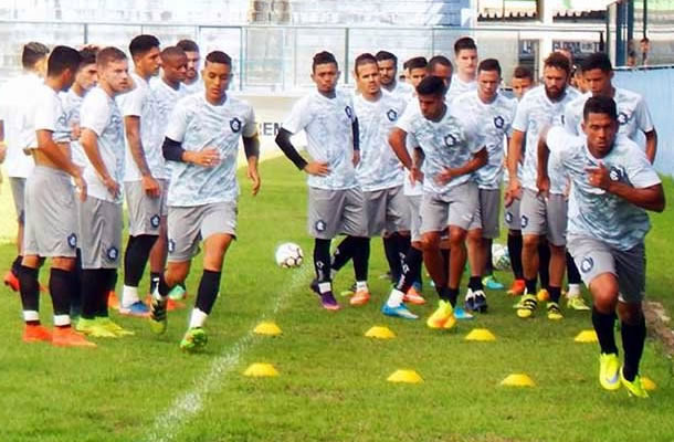 Jogadores remistas realizam atividade física