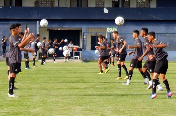 Jogadores remistas realizam atividade física