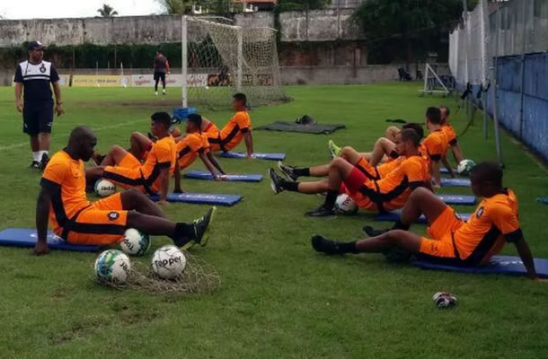 Jogadores remistas realizam atividade física