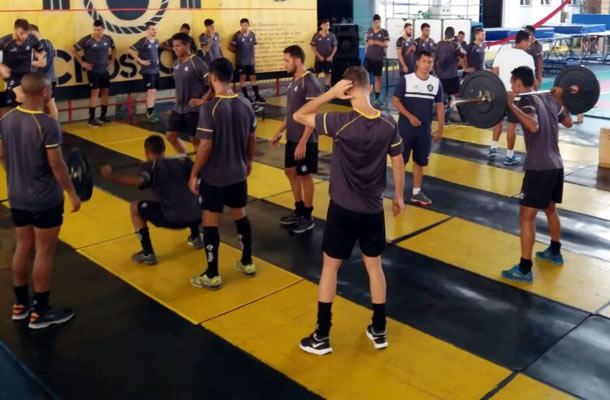 Jogadores remistas realizam atividade física em academia