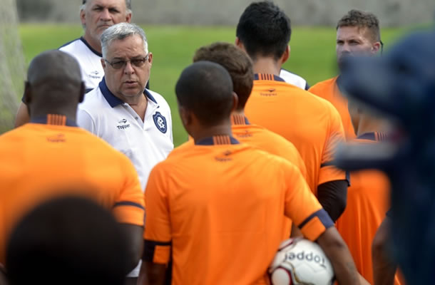 Josué Teixeira orienta os jogadores antes de iniciar o treino