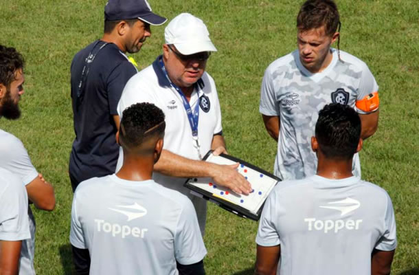 Josué Teixeira orienta os jogadores antes de iniciar o treino