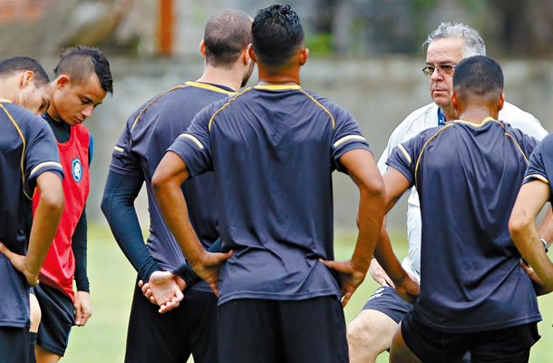 Josué Teixeira orienta os jogadores antes de iniciar o treino