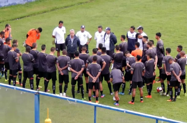 Josué Teixeira orienta os jogadores antes de iniciar o treino