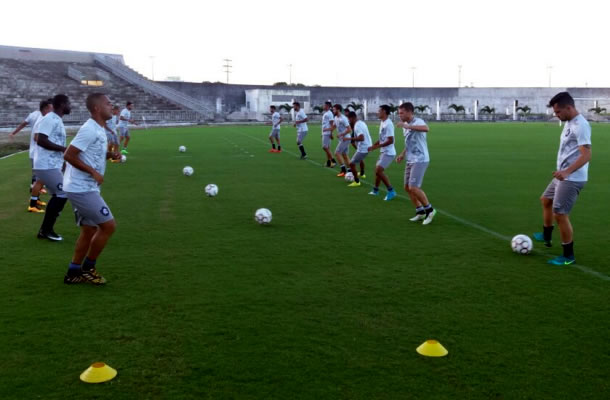 Jogadores remistas realizam atividade física no estádio Almeidão, em João Pessoa-PB