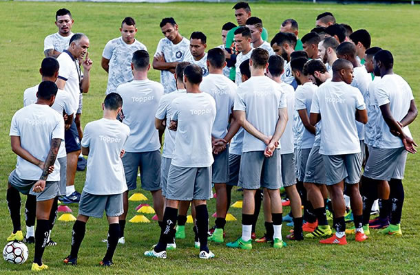 Oliveira Canindé conversa com os jogadores antes de iniciar o treino