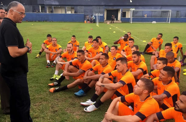 Oliveira Canindé conversa com os jogadores antes de iniciar o treino