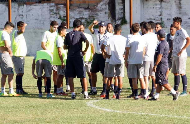 Léo Goiano conversa com os jogadores antes de iniciar o treino