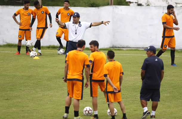 Léo Goiano orienta os jogadores antes de iniciar o treino