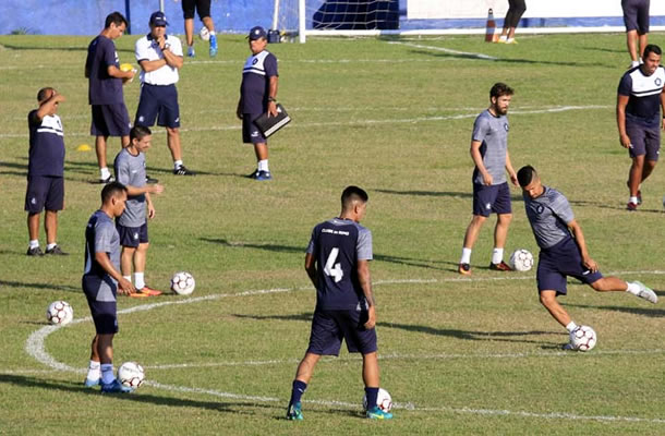 Jogadores remistas realizam atividade física