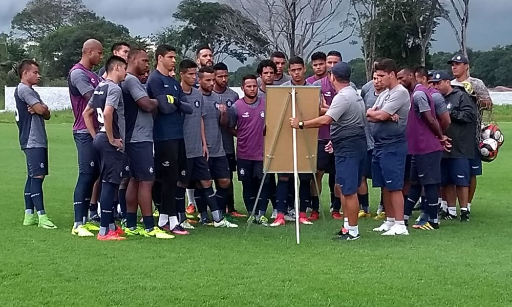 Ney da Matta orienta os jogadores antes de iniciar o treino