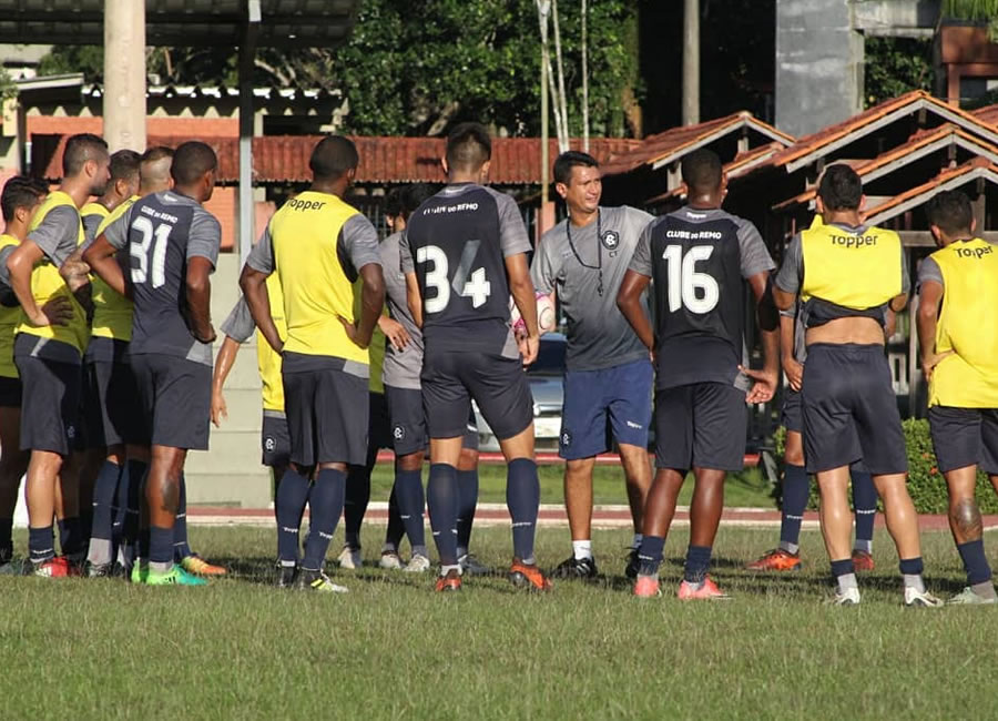 João Nasser Neto (Netão) orienta os jogadores antes de iniciar o treino