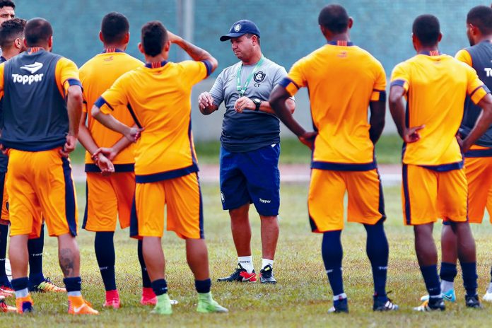 Ney da Matta orienta os jogadores antes de iniciar o treino