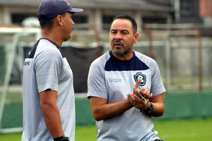 Juninho Macaé (preparador de goleiros) e Artur Oliveira