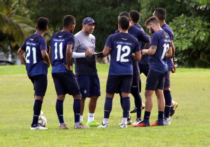 Artur Oliveira orienta os jogadores antes de iniciar o treino