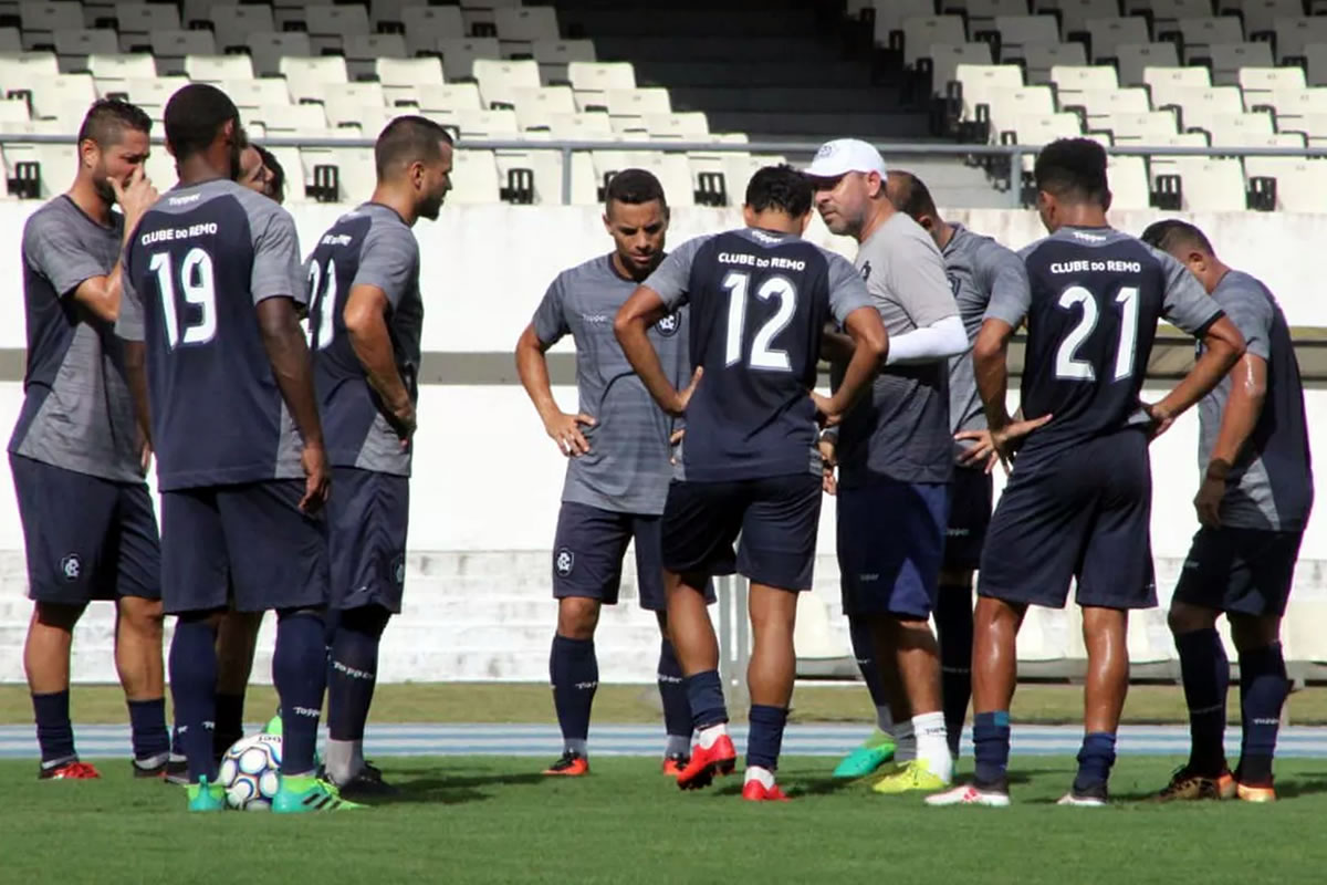 Artur Oliveira orienta os jogadores antes de iniciar o treino