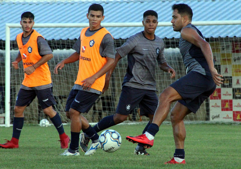 Keoma (centro, de colete) e Leandro Brasília (direita)