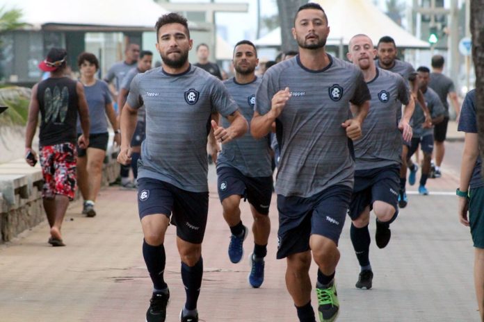 Jogadores realizaram atividades físicas na Praia de Boa Viagem (Recife-PE)