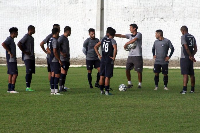 João Nasser Neto (Netão) orienta os jogadores antes de iniciar o treino