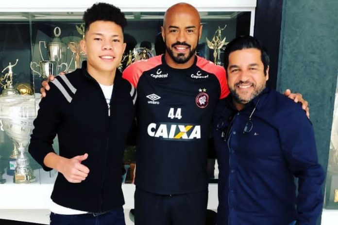 Lucas Gabriel, Thiago Heleno (Atlético-PR) e o empresário Anderson Nassrala