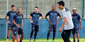 João Nasser Neto (Netão) orienta os jogadores antes de iniciar o treino