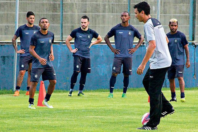 João Nasser Neto (Netão) orienta os jogadores antes de iniciar o treino