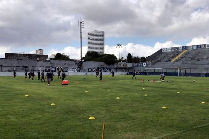 Jogadores remistas realizam atividade física