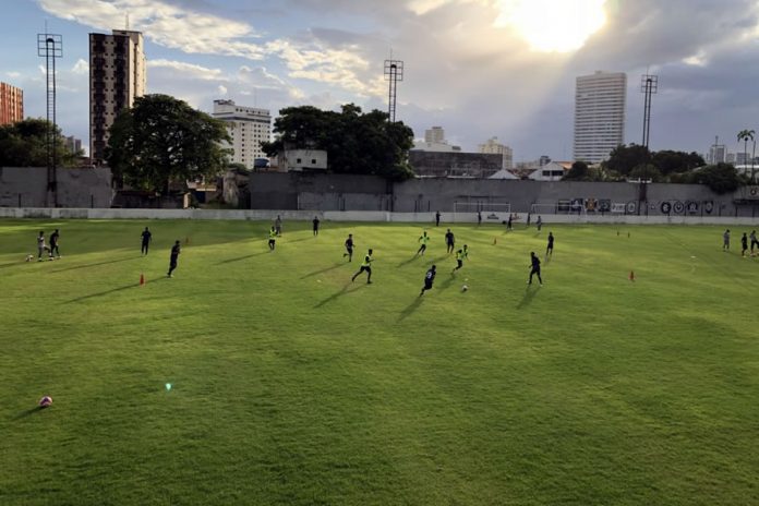 Jogadores remistas realizam atividade física