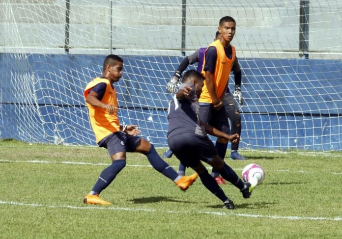 Jogadores remistas realizam atividade física