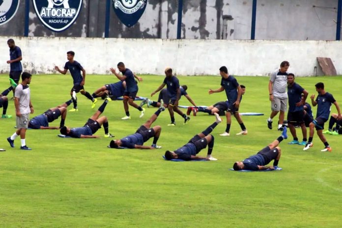 Jogadores remistas realizam atividade física