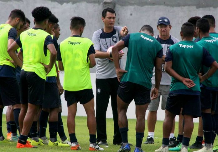João Nasser Neto (Netão) orienta os jogadores antes de iniciar o treino