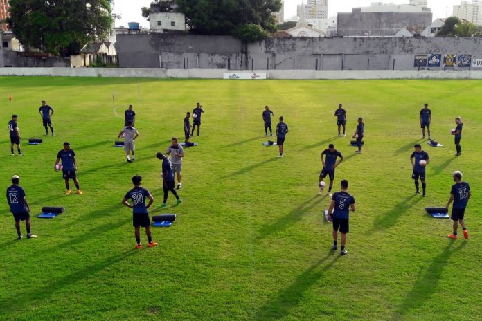 Jogadores remistas realizam atividade física