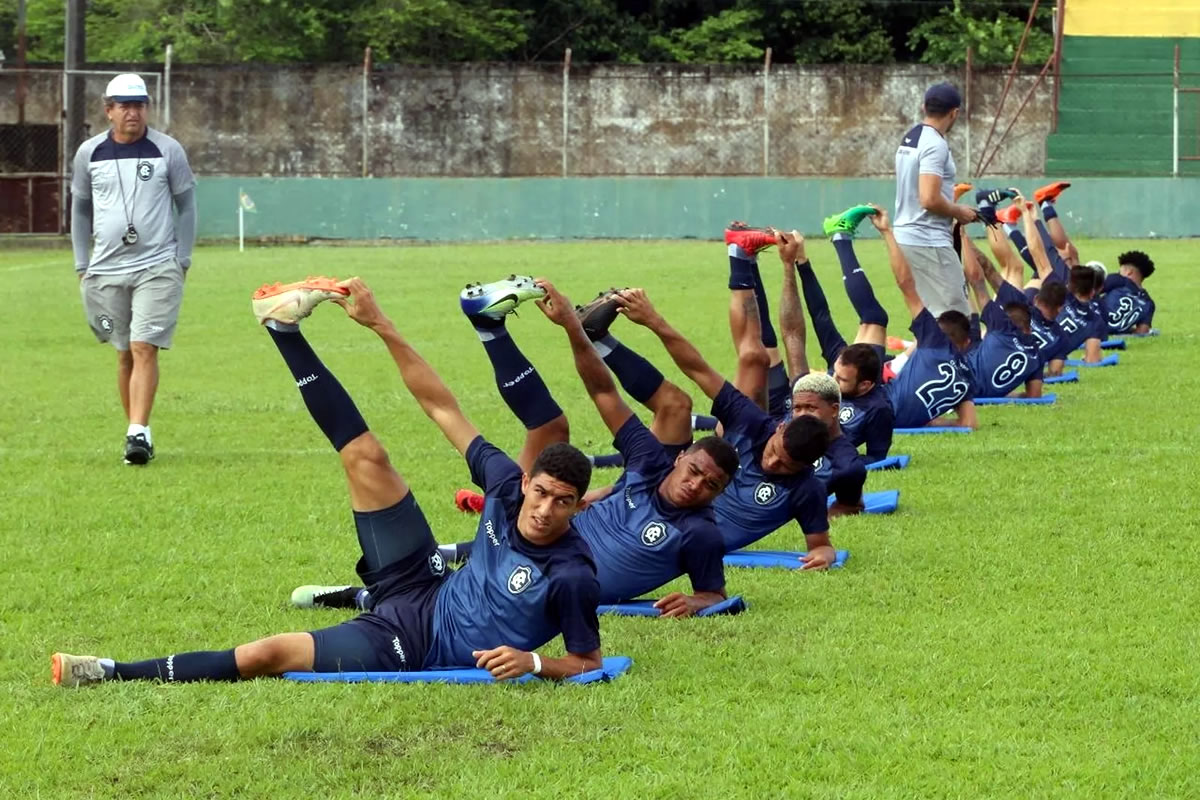 Jogadores remistas realizam atividade física